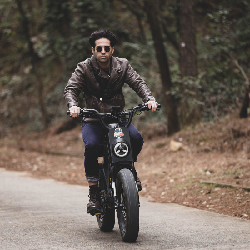 EUNORAU E-BIKE US FLASH 2.0 electric bicycle with sleek frame and high-performance battery, ready for urban commuting.
