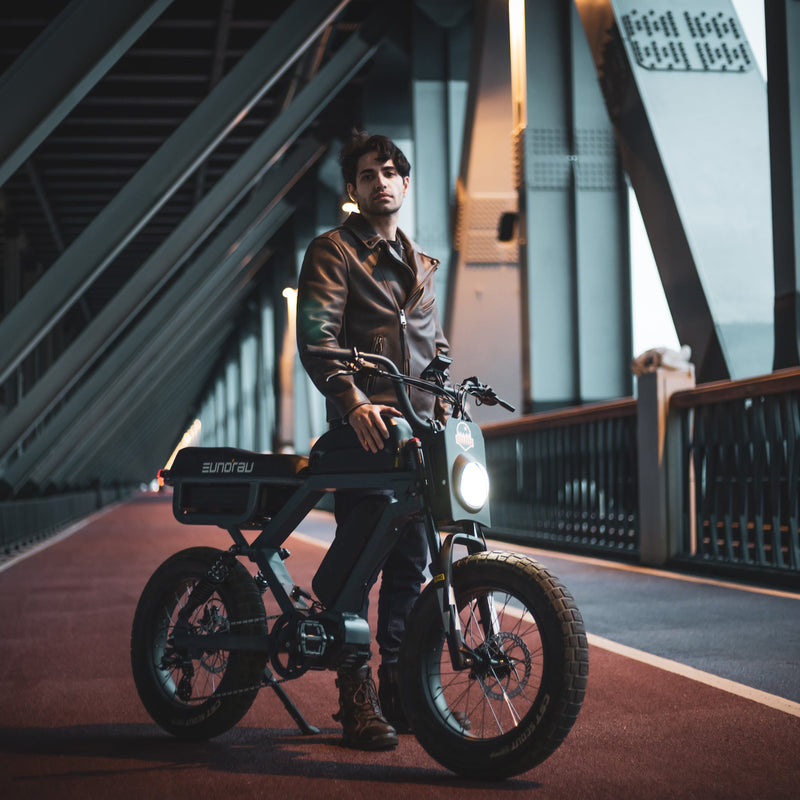EUNORAU E-BIKE US FLASH 2.0 electric bicycle with sleek frame and modern design, ready for urban commuting and outdoor riding.